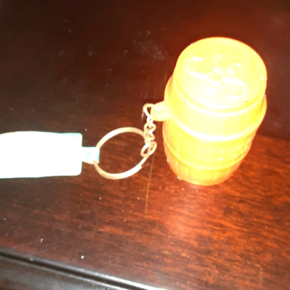 2012 AMSCAN MONKEYS IN A BARREL KEYCHAIN NRMINT CONDITION (ORANGE)